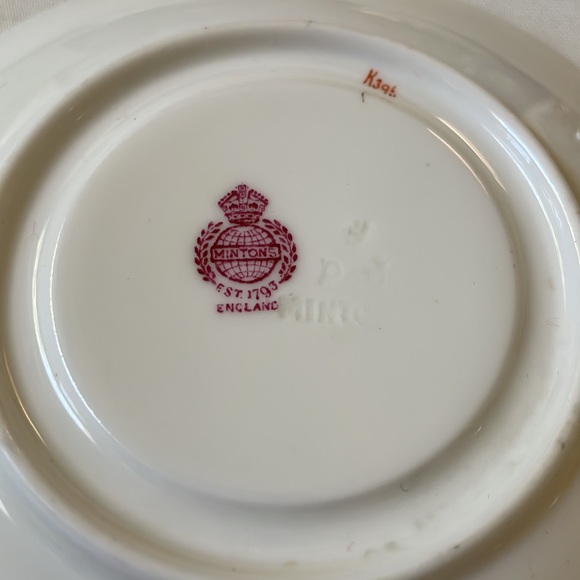 Crimson Ivory footed cup & saucer set fine bone china Mintons England - Picture 9 of 11